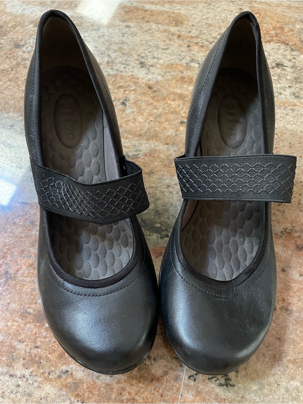 Comfort Mary Jane with low block heel Textured Strap - Black